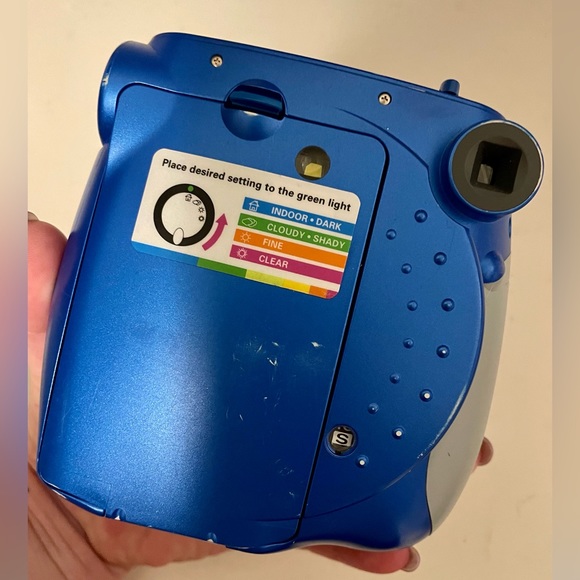 Polaroid 300 Camera - Picture 2 of 4